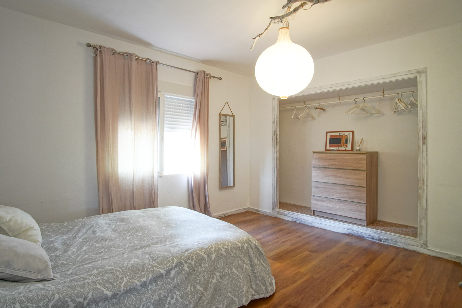 8293DEN Villa y comercio con vistas parciales al mar a la venta en Las Rotas, Denia.