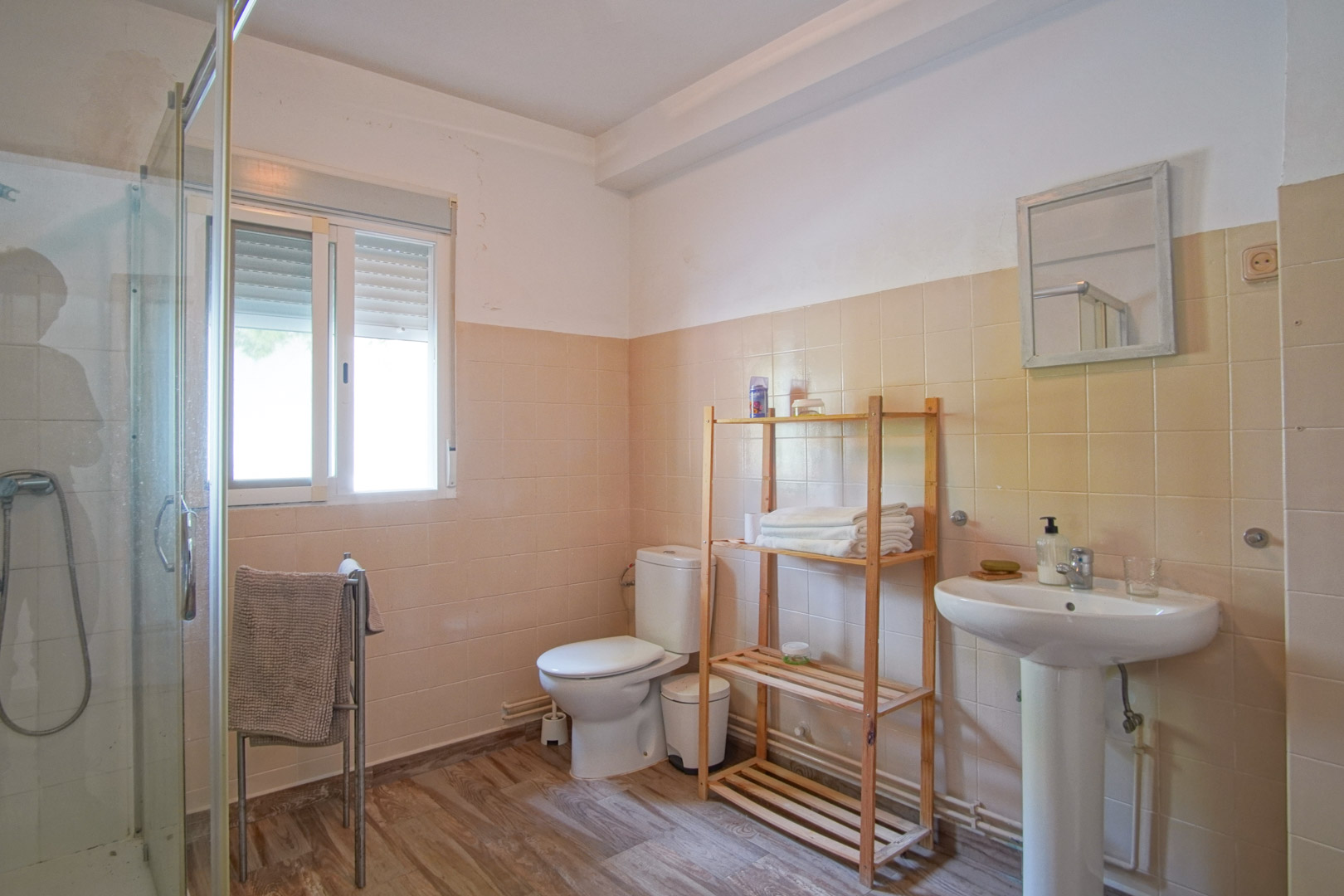 8293DEN Villa y comercio con vistas parciales al mar a la venta en Las Rotas, Denia.