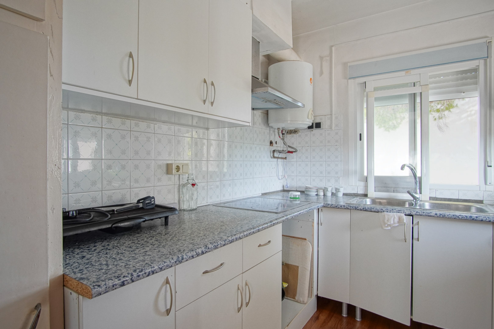 8293DEN Villa y comercio con vistas parciales al mar a la venta en Las Rotas, Denia.