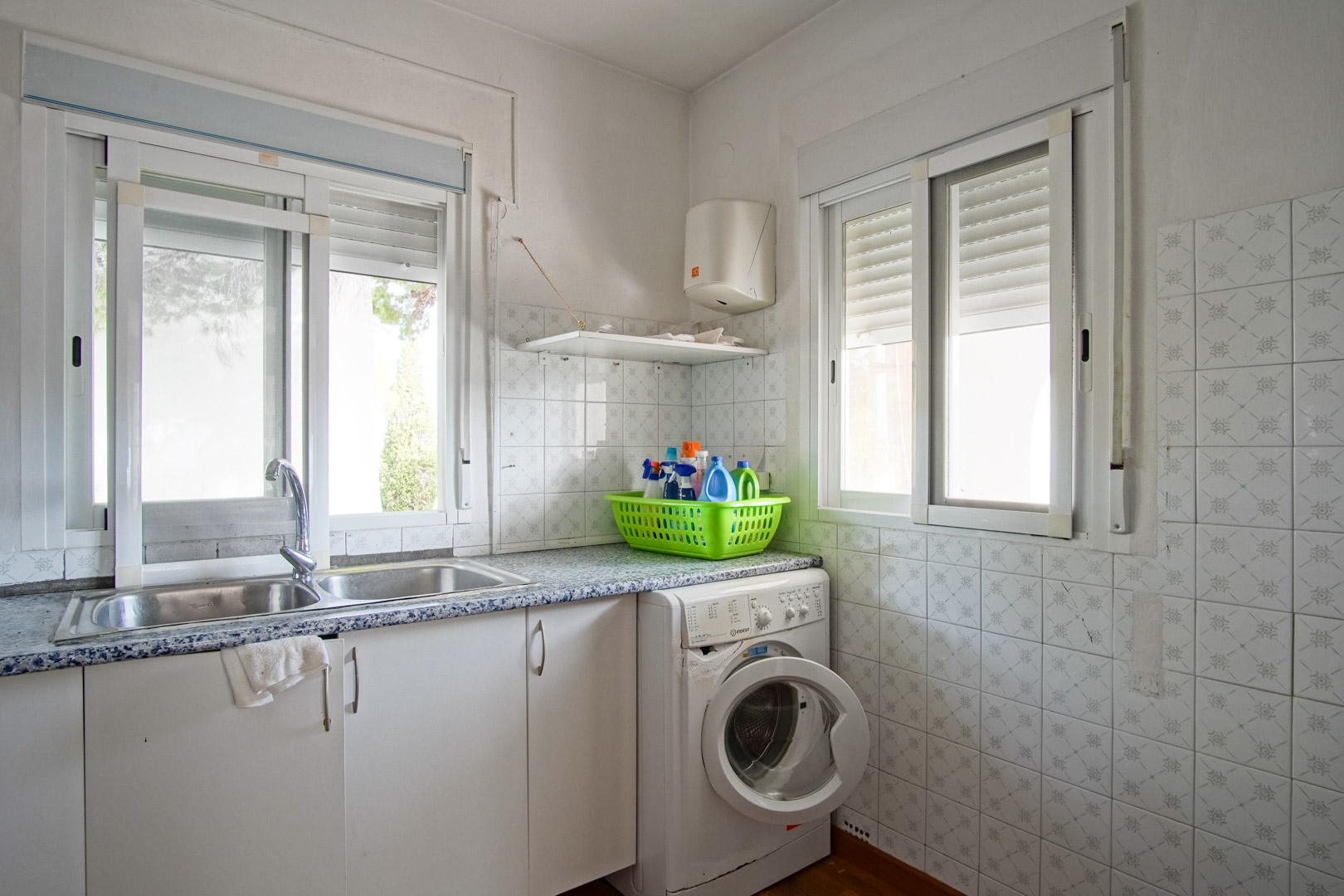 8293DEN Villa y comercio con vistas parciales al mar a la venta en Las Rotas, Denia.