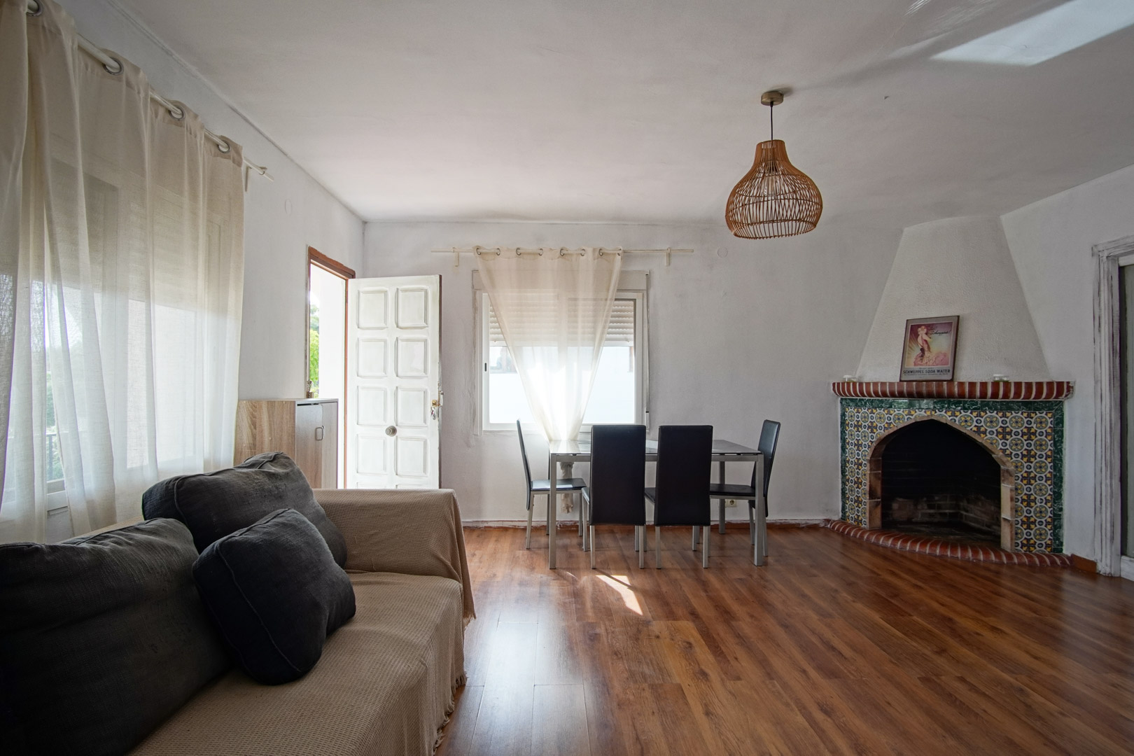 8293DEN Villa y comercio con vistas parciales al mar a la venta en Las Rotas, Denia.