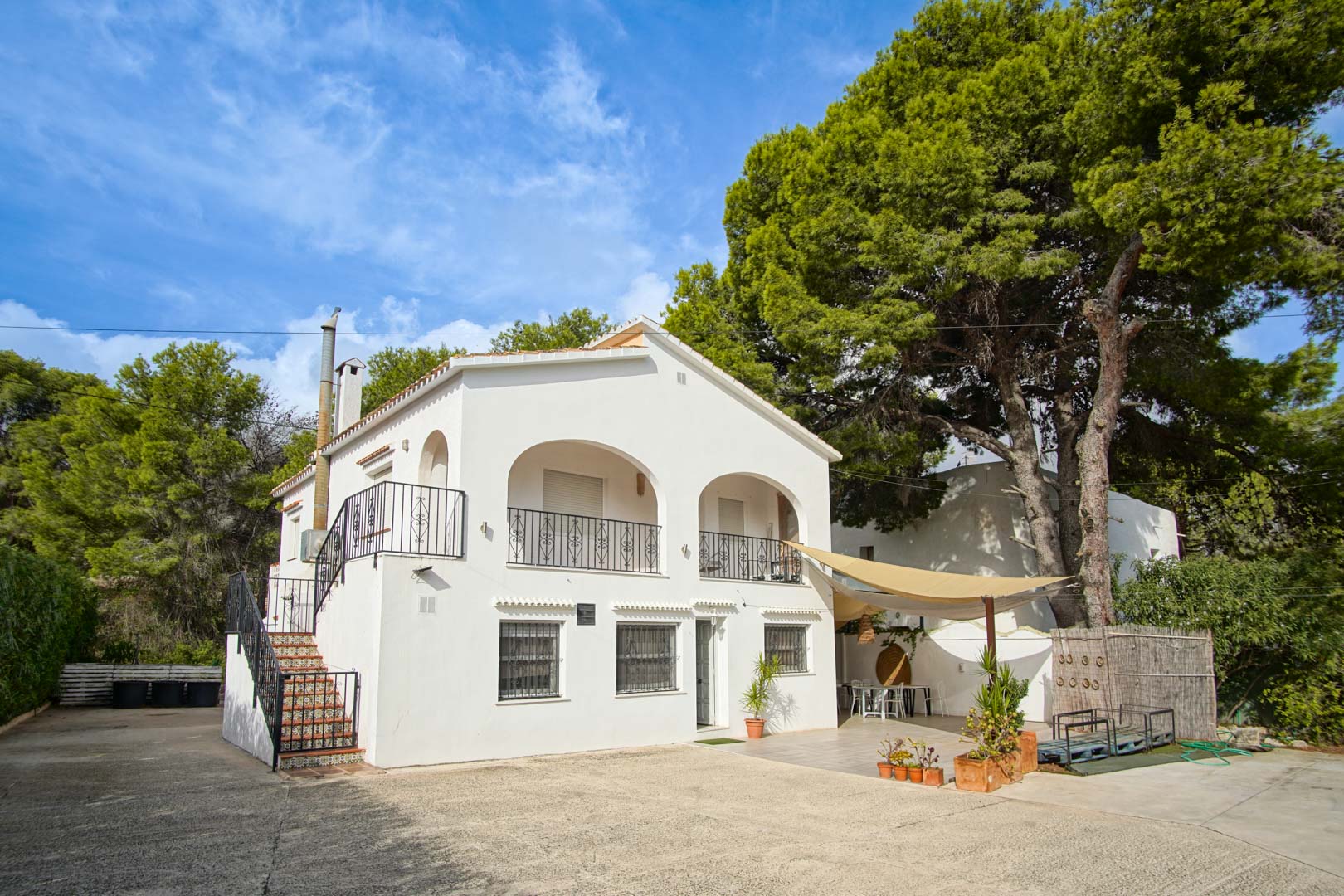 8293DEN Villa y comercio con vistas parciales al mar a la venta en Las Rotas, Denia.