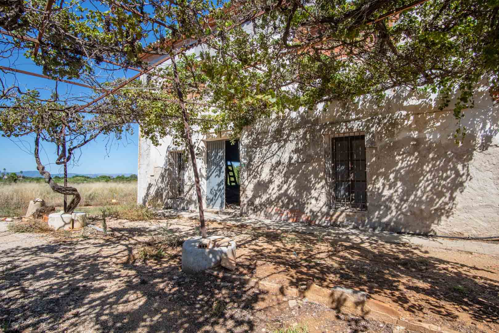 C3XY8296DEN Casa de campo para reformar con gran parcela a la venta en Denia.