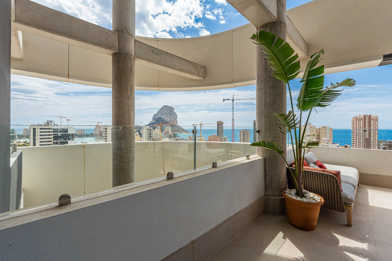 C4XY8301CAL Atico con vistas al mar a la venta en Calpe.
