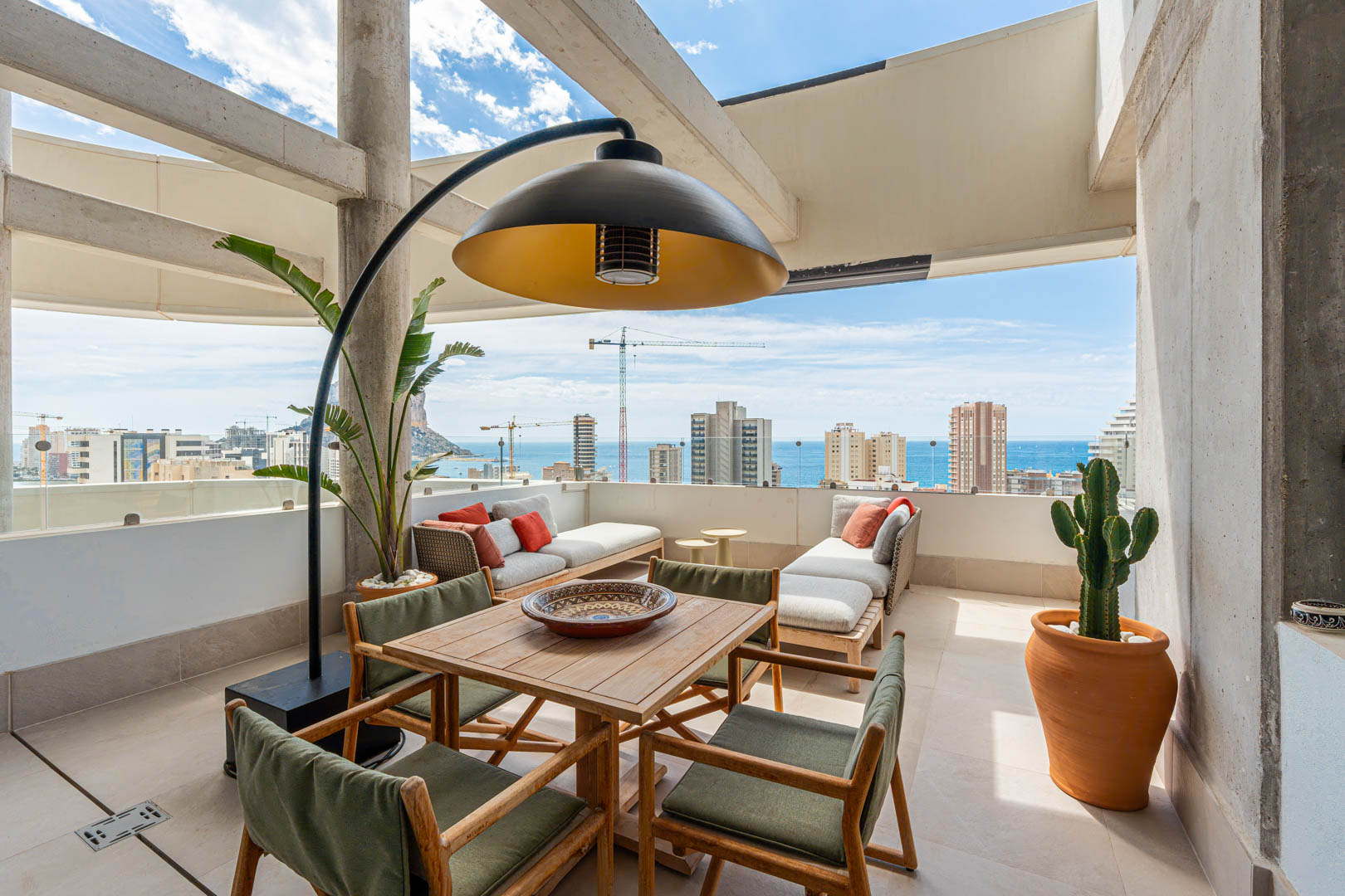 C4XY8301CAL Atico con vistas al mar a la venta en Calpe.