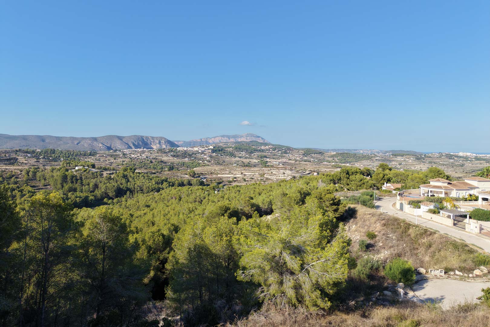 8303MOR Urban plot with open mountain views and partial glimpses of the sea, for sale in Moraira.