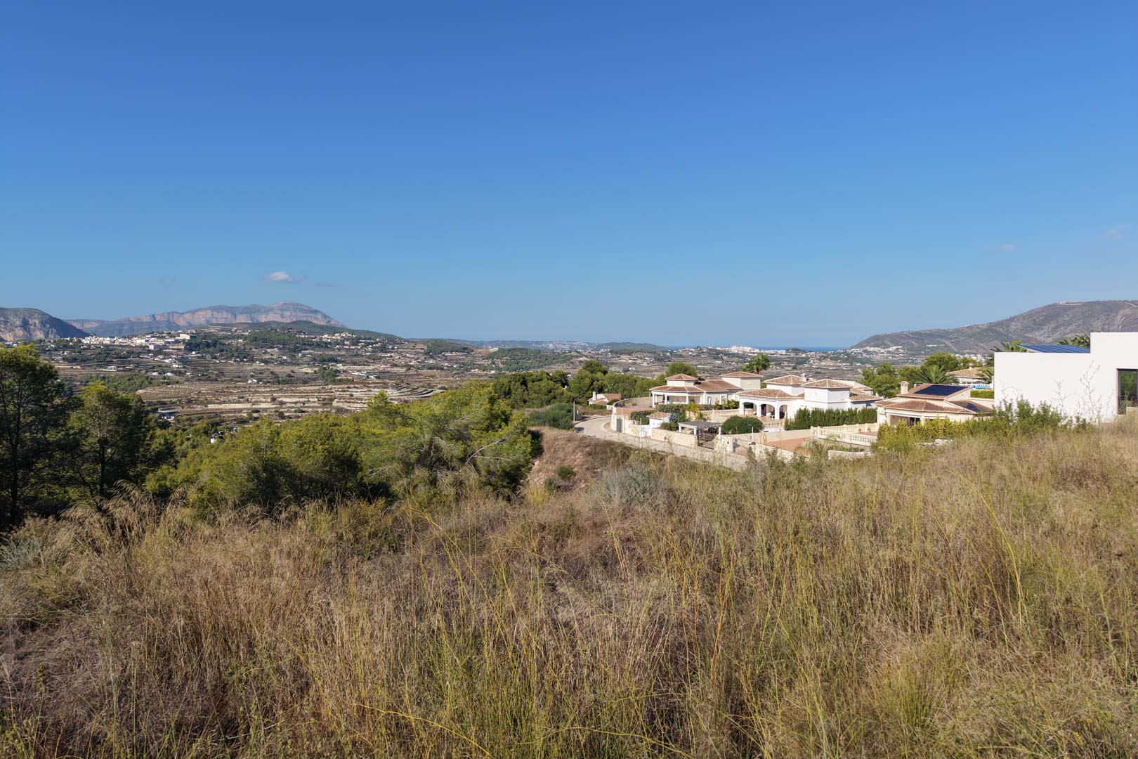 8304MOR Urban plot with open mountain views and partial glimpses of the sea, for sale in Moraira.