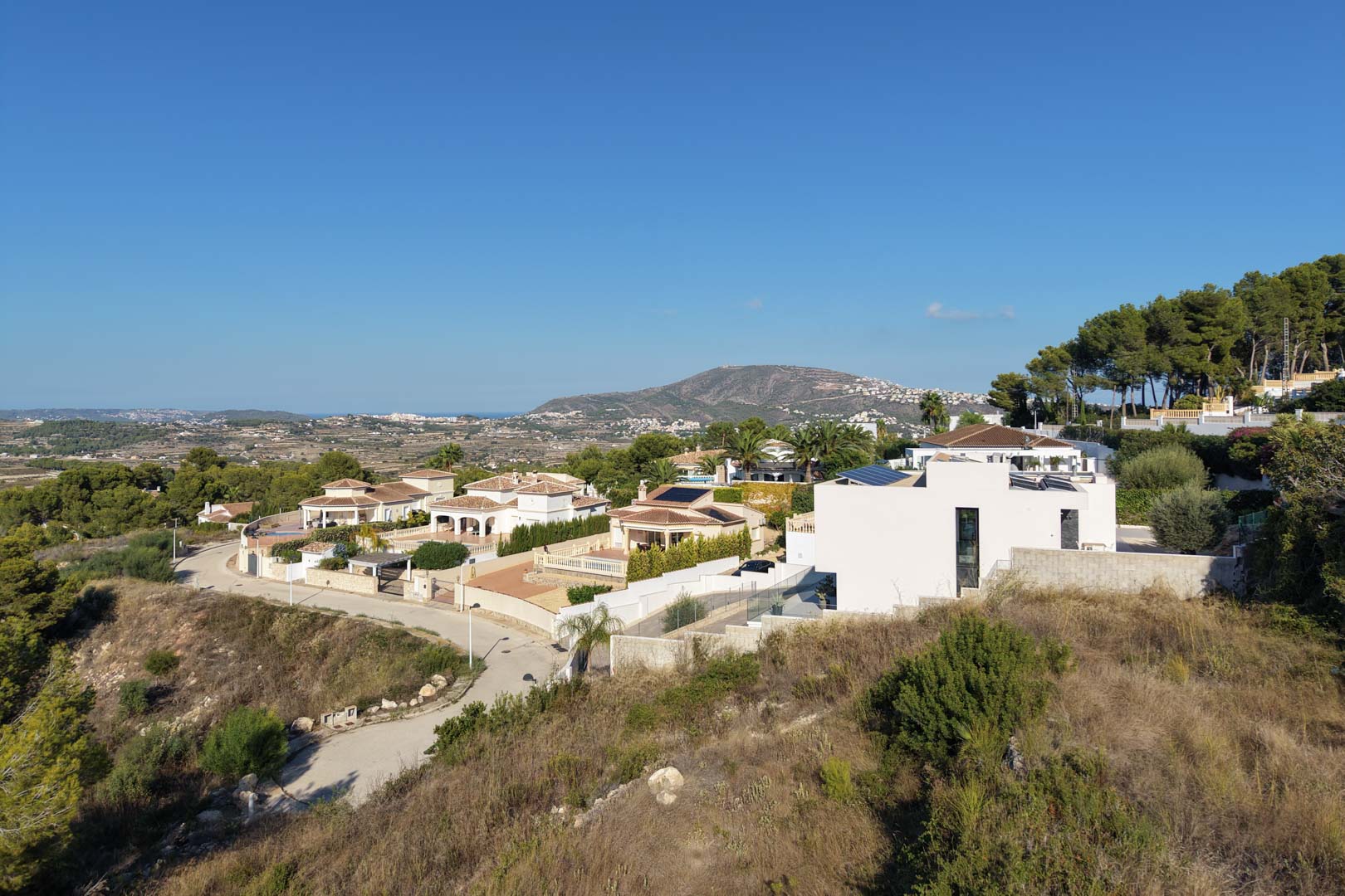 8304MOR Urban plot with open mountain views and partial glimpses of the sea, for sale in Moraira.