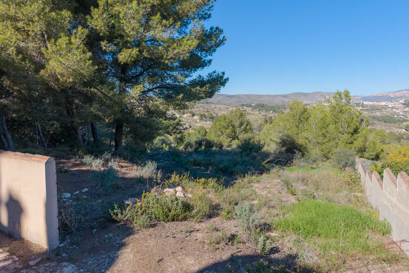 8305MOR Parcela urbana con vistas abiertas al valle y parciales al mar, a la venta en Moraira.