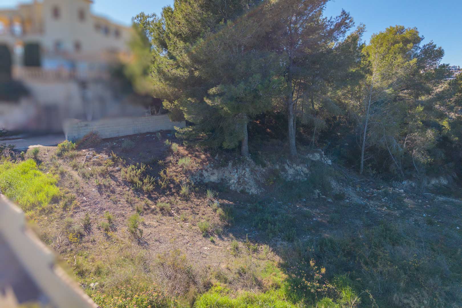 8305MOR Parcela urbana con vistas abiertas al valle y parciales al mar, a la venta en Moraira.