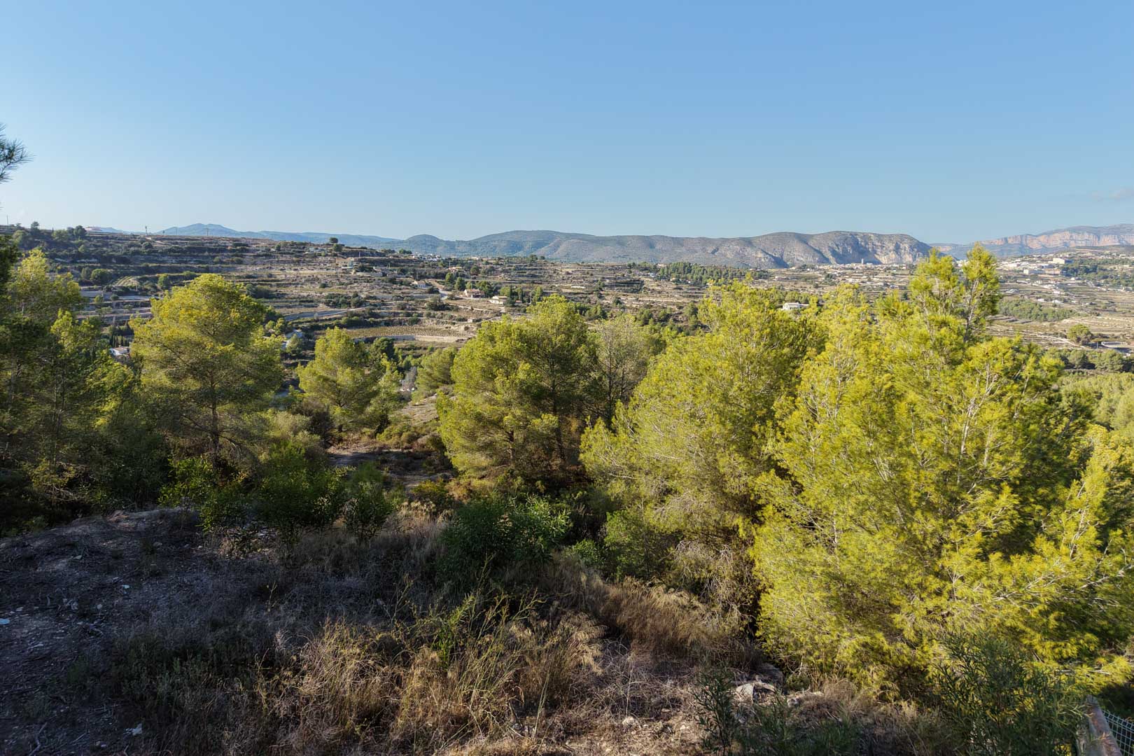 8305MOR Parcela urbana con vistas abiertas al valle y parciales al mar, a la venta en Moraira.