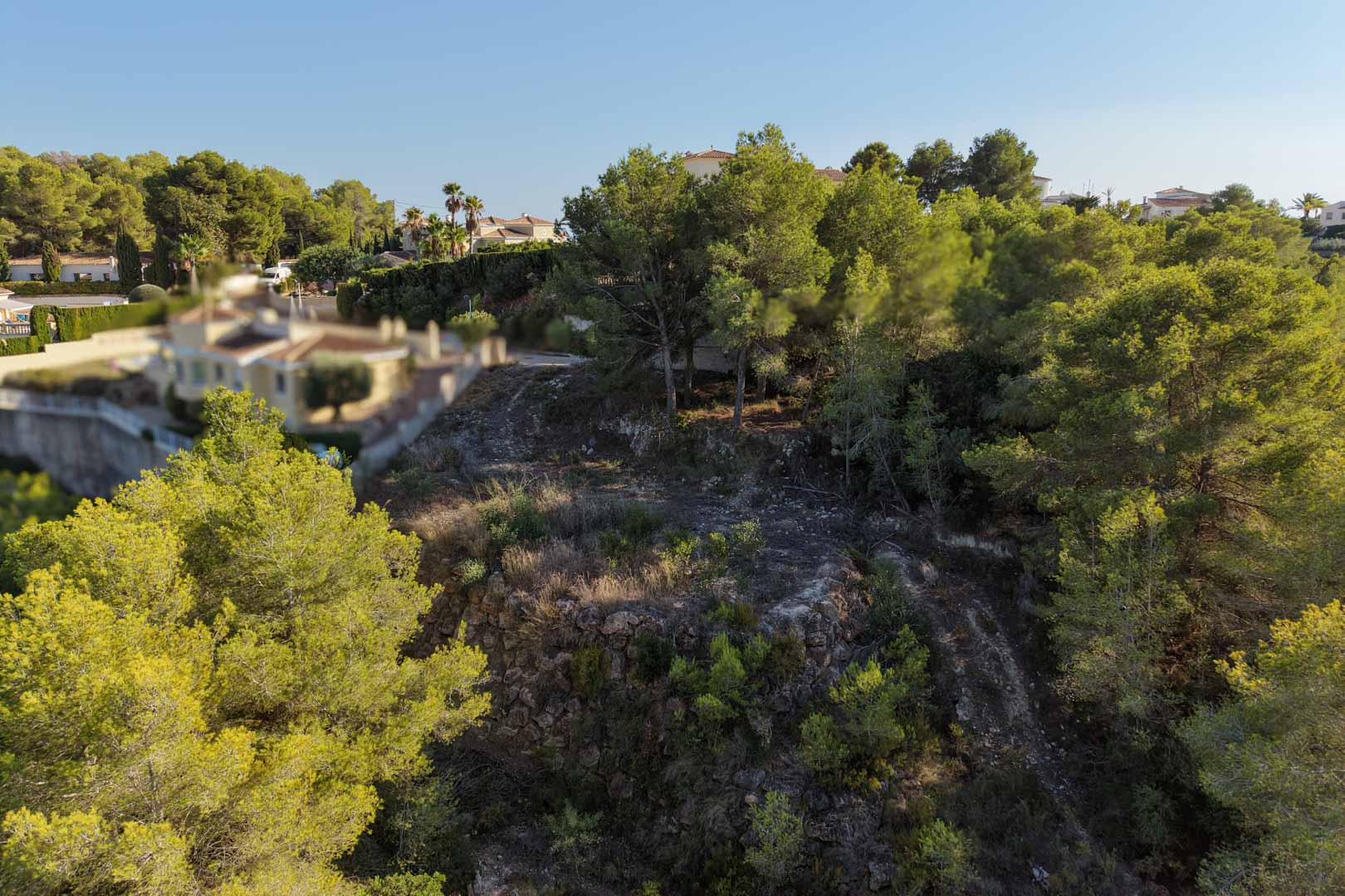 8305MOR Parcela urbana con vistas abiertas al valle y parciales al mar, a la venta en Moraira.