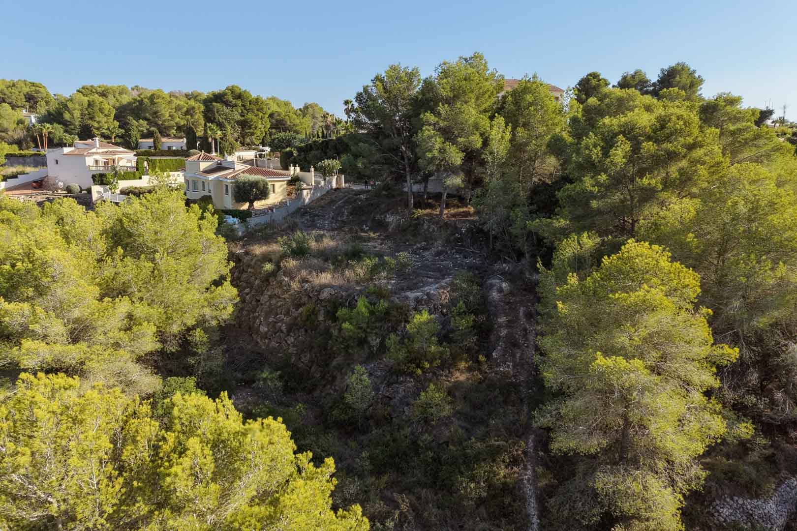 8305MOR Parcela urbana con vistas abiertas al valle y parciales al mar, a la venta en Moraira.