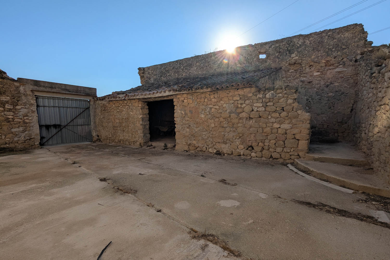 8307TEL - 8307TEL Rustic semi-detached house to renovate with a large area of ​​land for sale in Teulada.