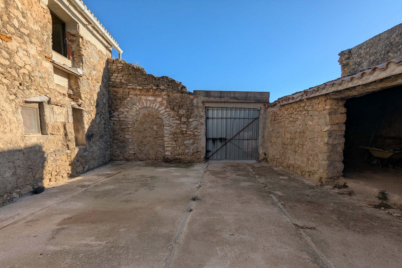 8307TEL - 8307TEL Rustic semi-detached house to renovate with a large area of ​​land for sale in Teulada.