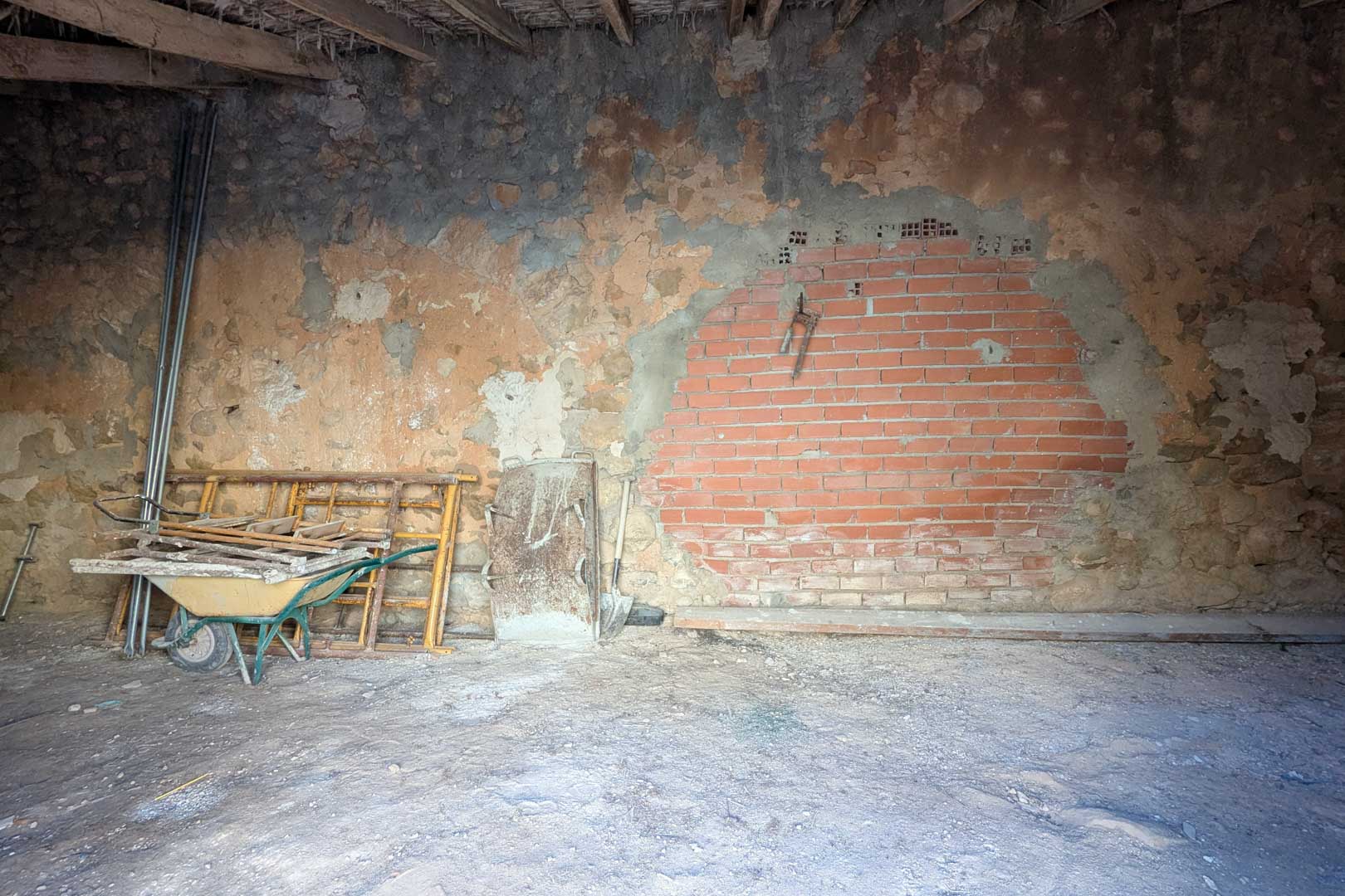 8307TEL - 8307TEL Rustic semi-detached house to renovate with a large area of ​​land for sale in Teulada.