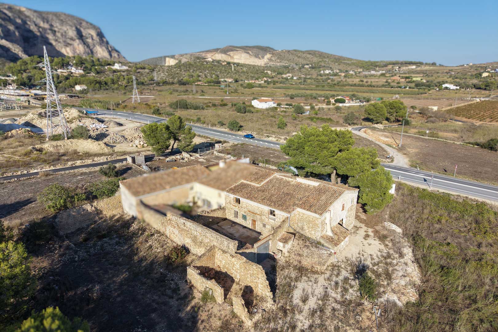 8307TEL - 8307TEL Rustic semi-detached house to renovate with a large area of ​​land for sale in Teulada.