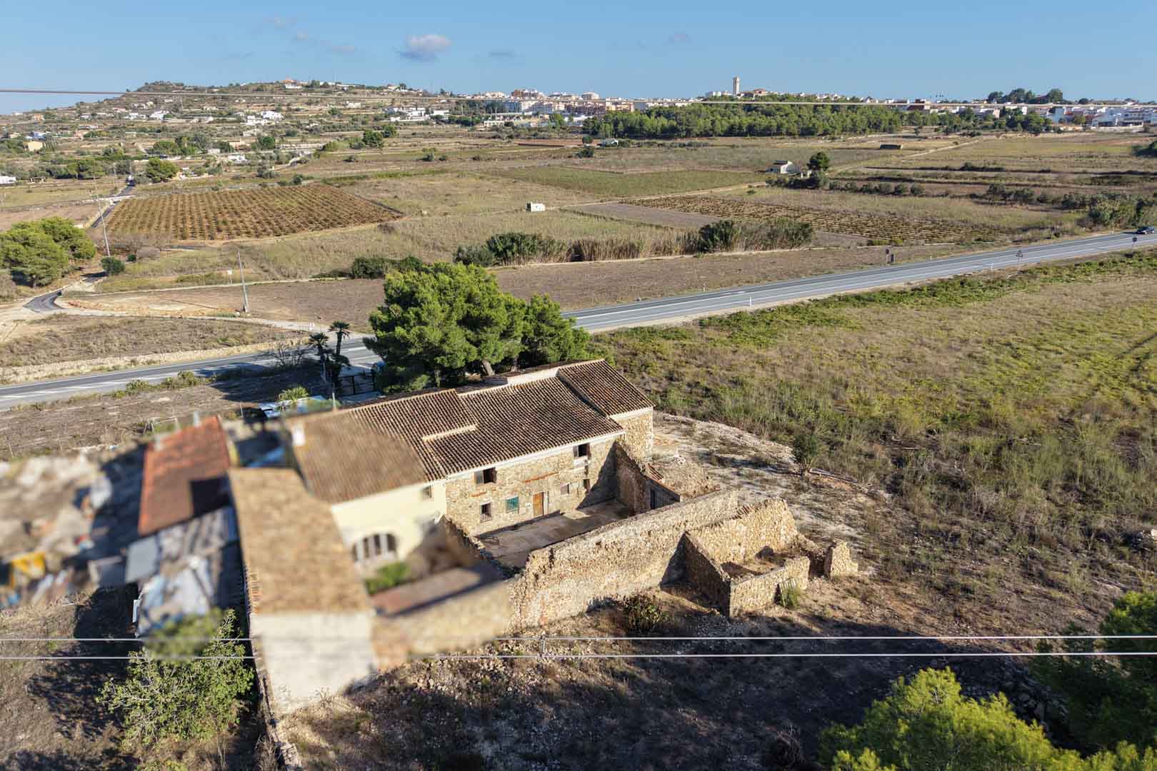 8307TEL - 8307TEL Rustic semi-detached house to renovate with a large area of ​​land for sale in Teulada.
