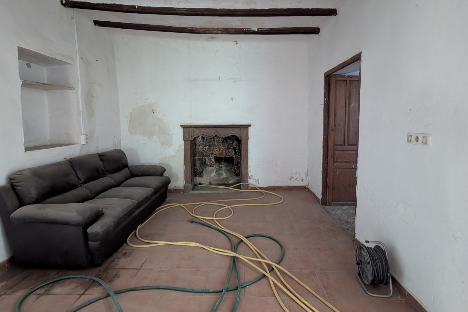 8307TEL - 8307TEL Rustic semi-detached house to renovate with a large area of ​​land for sale in Teulada.