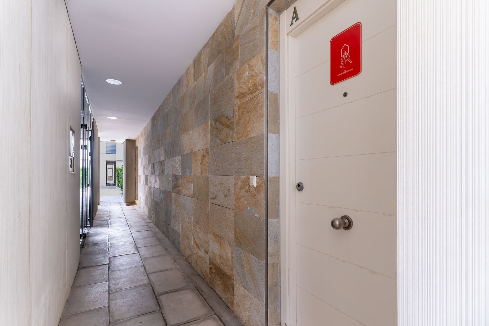 8315VER Apartamento planta baja con jardín privado y cercano a la playa, a la venta en El Vergel.