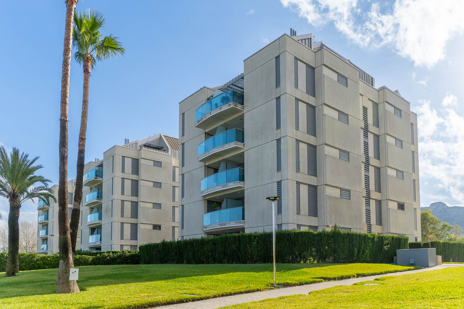 8315VER Apartamento planta baja con jardín privado y cercano a la playa, a la venta en El Vergel.