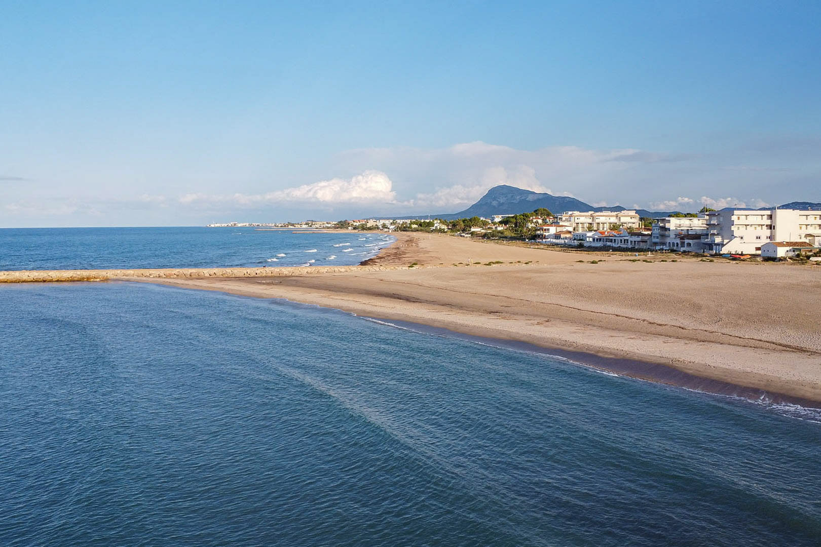 8315VER Apartamento planta baja con jardín privado y cercano a la playa, a la venta en El Vergel.