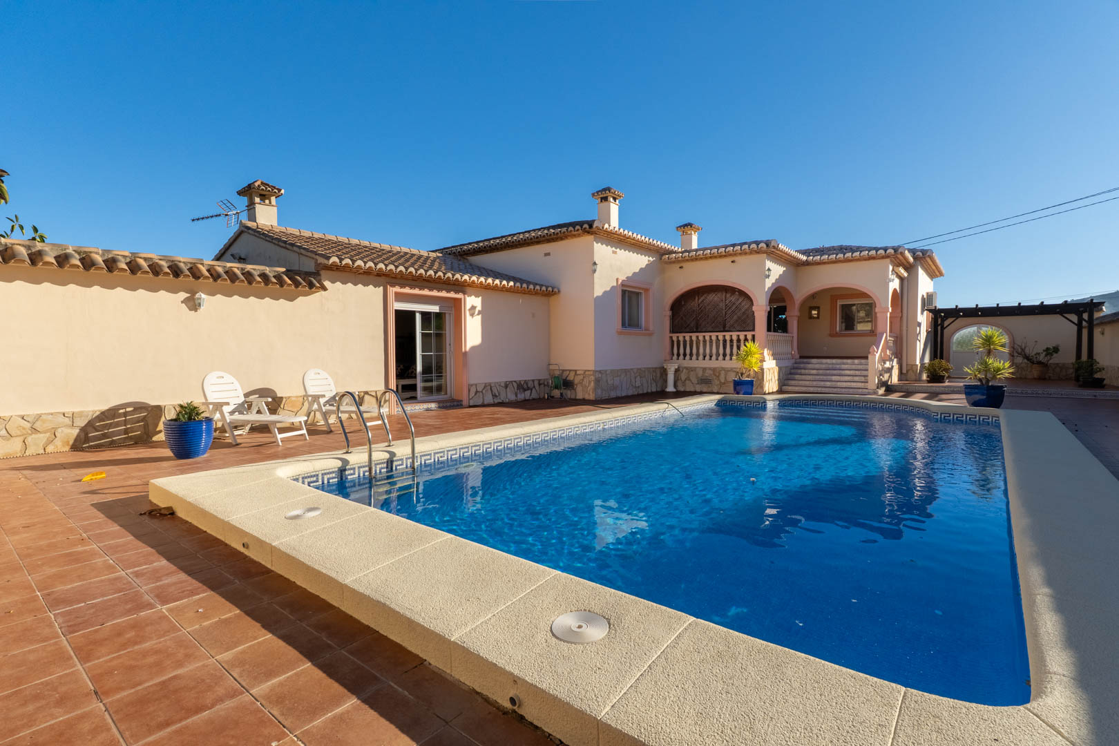9007JAL Villa de estilo mediterráneo a la venta en Jalón.