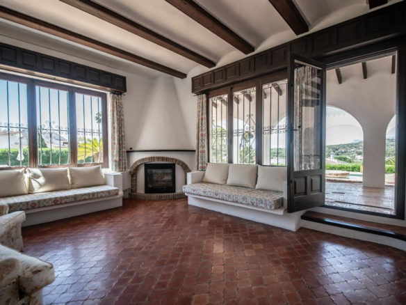 OFF4645MOR Spacious, traditional villa with sea view within walking distance of the center of Moraira