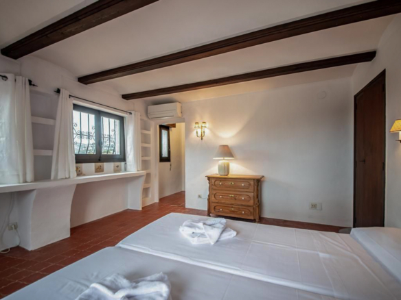OFF4645MOR Spacious, traditional villa with sea view within walking distance of the center of Moraira