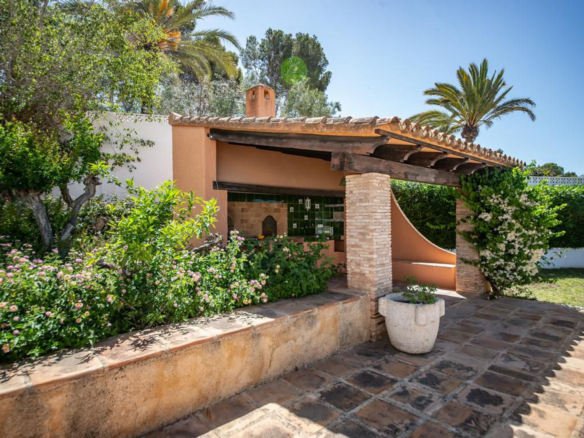 OFF4645MOR Spacious, traditional villa with sea view within walking distance of the center of Moraira