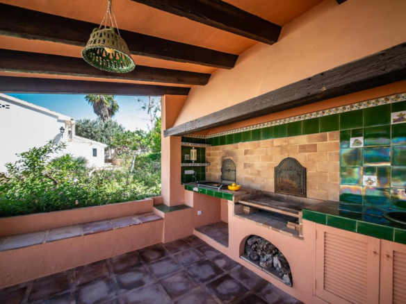 OFF4645MOR Spacious, traditional villa with sea view within walking distance of the center of Moraira