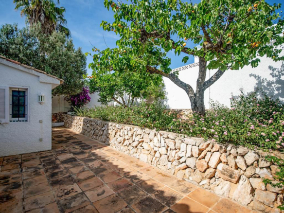 OFF4645MOR Spacious, traditional villa with sea view within walking distance of the center of Moraira