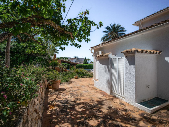 OFF4645MOR Spacious, traditional villa with sea view within walking distance of the center of Moraira