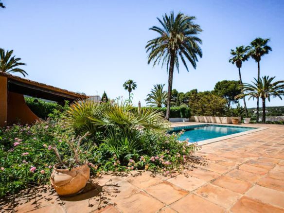 OFF4645MOR Spacious, traditional villa with sea view within walking distance of the center of Moraira