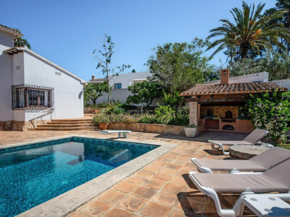 OFF4645MOR Spacious, traditional villa with sea view within walking distance of the center of Moraira