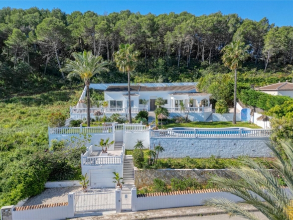 C3XY4646JAV Renovated villa with sea view for sale in Piver