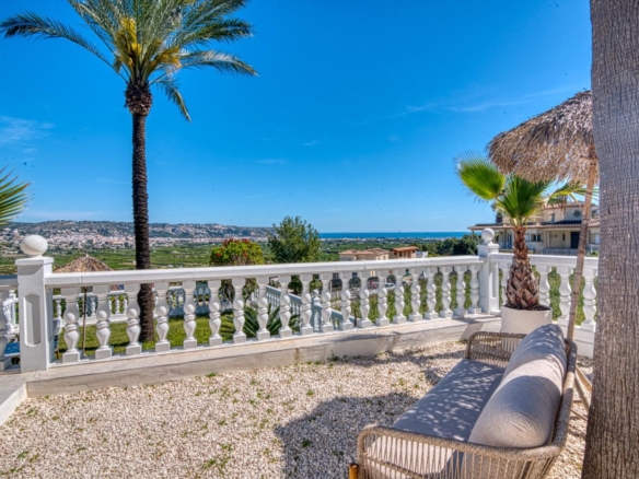 C3XY4646JAV Renovated villa with sea view for sale in Piver