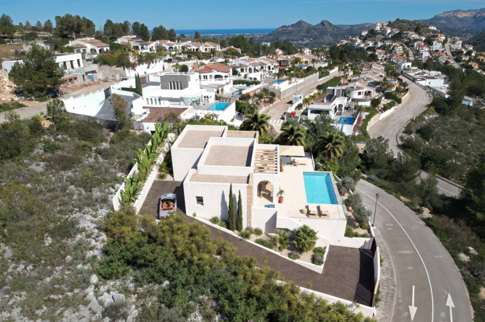 OFF7120PED Nieuwbouwwilla in Ibiza-stijl met panoramisch uitzicht op de bergen, te koop in Pedreguer