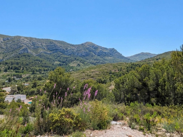 OFF7120PED Nieuwbouwwilla in Ibiza-stijl met panoramisch uitzicht op de bergen, te koop in Pedreguer