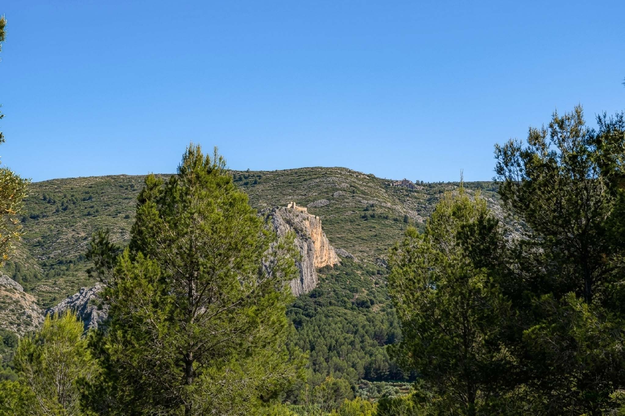 OFF7120PED Nieuwbouwwilla in Ibiza-stijl met panoramisch uitzicht op de bergen, te koop in Pedreguer