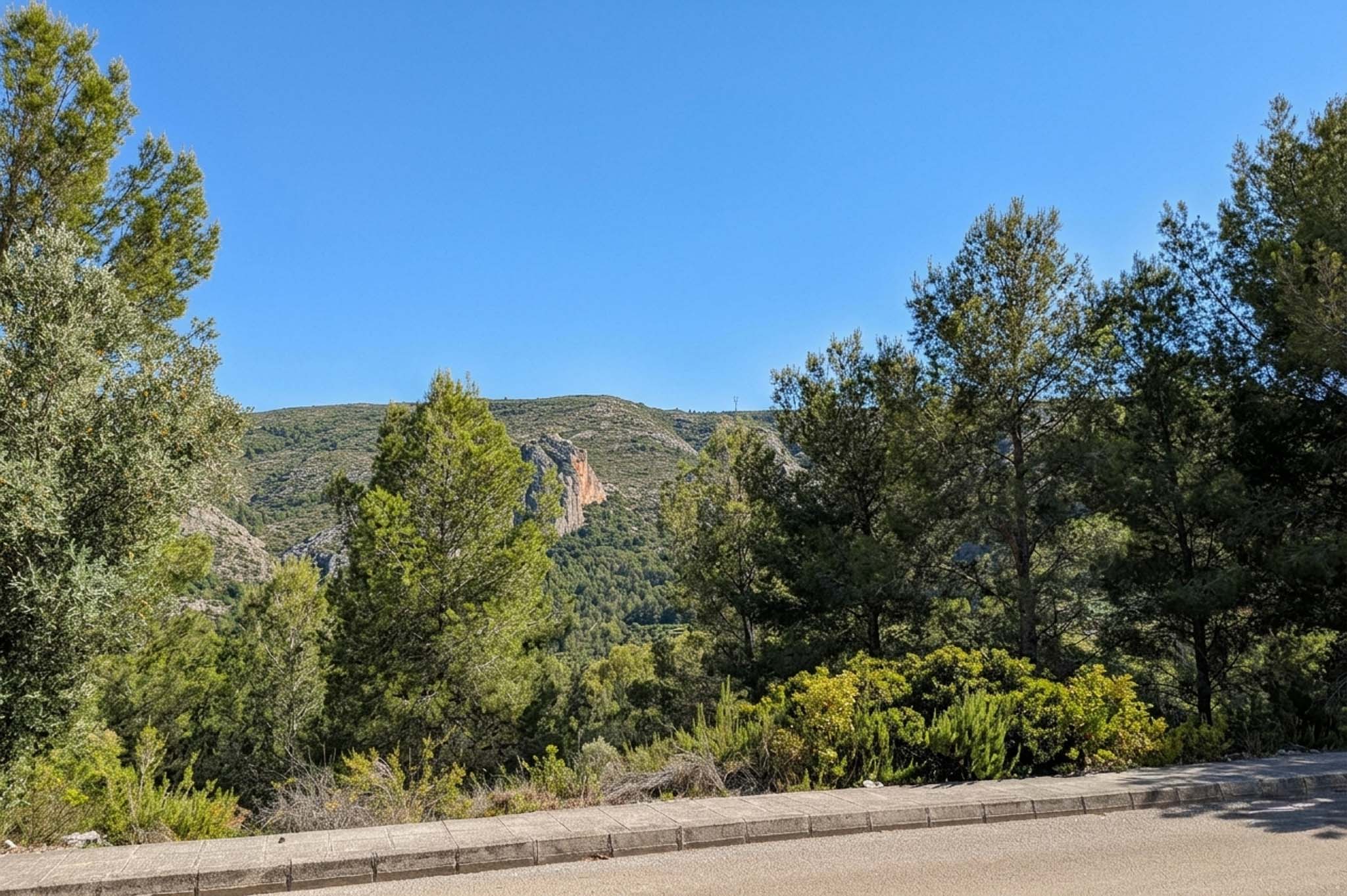 OFF7120PED Nieuwbouwwilla in Ibiza-stijl met panoramisch uitzicht op de bergen, te koop in Pedreguer