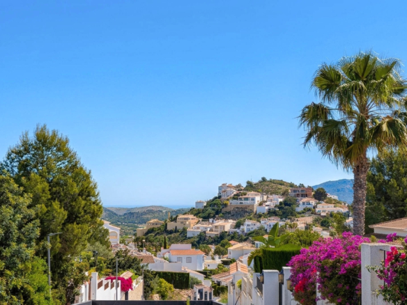 OFF7120PED Nieuwbouwwilla in Ibiza-stijl met panoramisch uitzicht op de bergen, te koop in Pedreguer