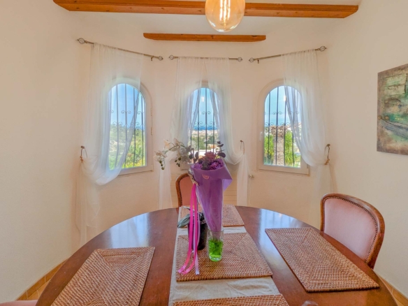 C4XY8333DEN Villa mit Pool und Panoramablick aufs Meer in Denia zu verkaufen.