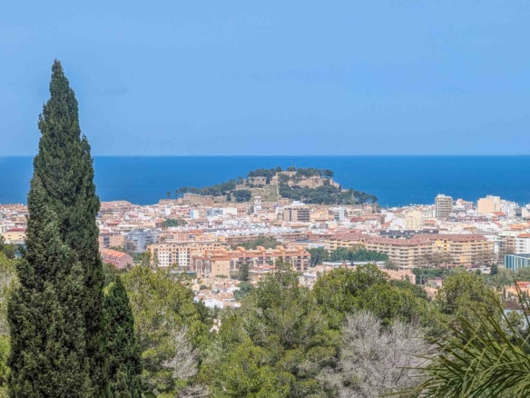 C4XY8333DEN Villa mit Pool und Panoramablick aufs Meer in Denia zu verkaufen.