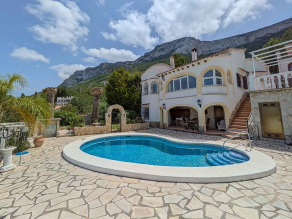 C4XY8333DEN Villa mit Pool und Panoramablick aufs Meer in Denia zu verkaufen.