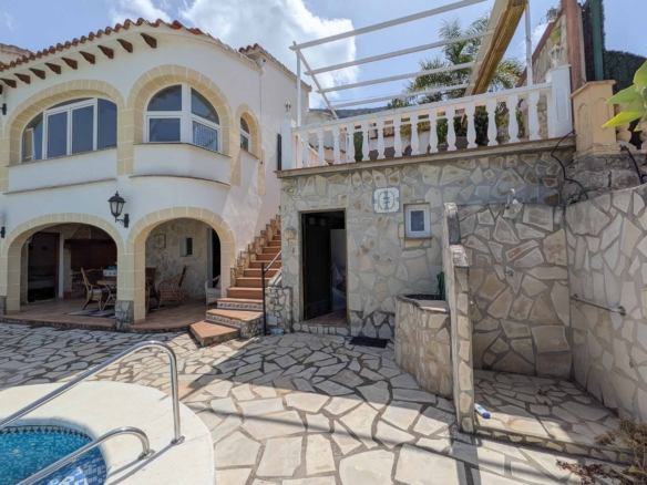 C4XY8333DEN Villa mit Pool und Panoramablick aufs Meer in Denia zu verkaufen.