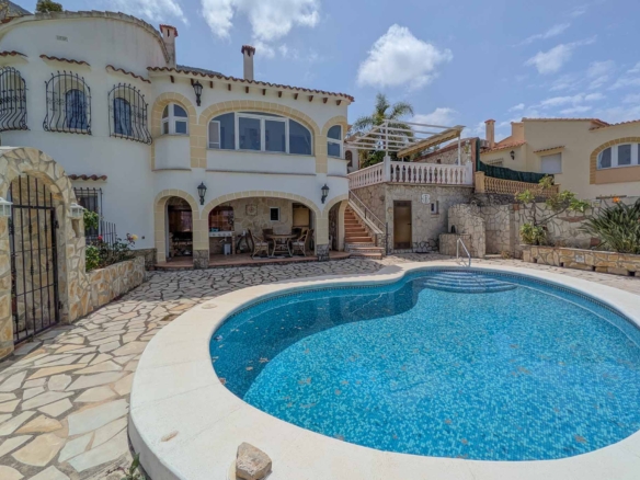 C4XY8333DEN Villa mit Pool und Panoramablick aufs Meer in Denia zu verkaufen.