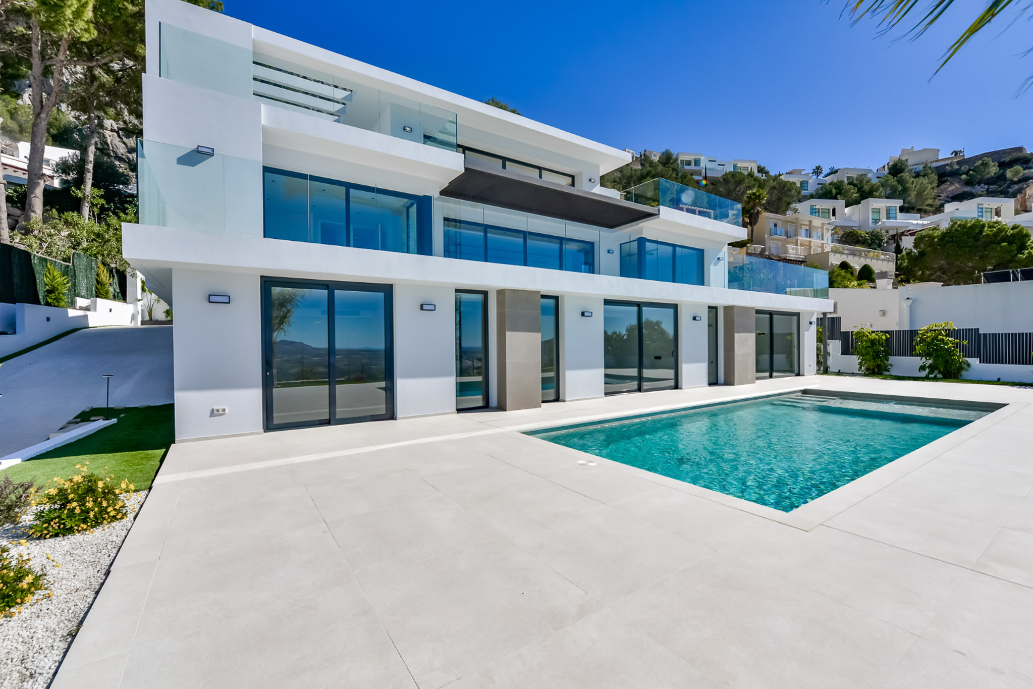 C4XY8342ALT - C4XY8342ALT Villa moderna con vistas al mar y a la montaña en venta en Altea.