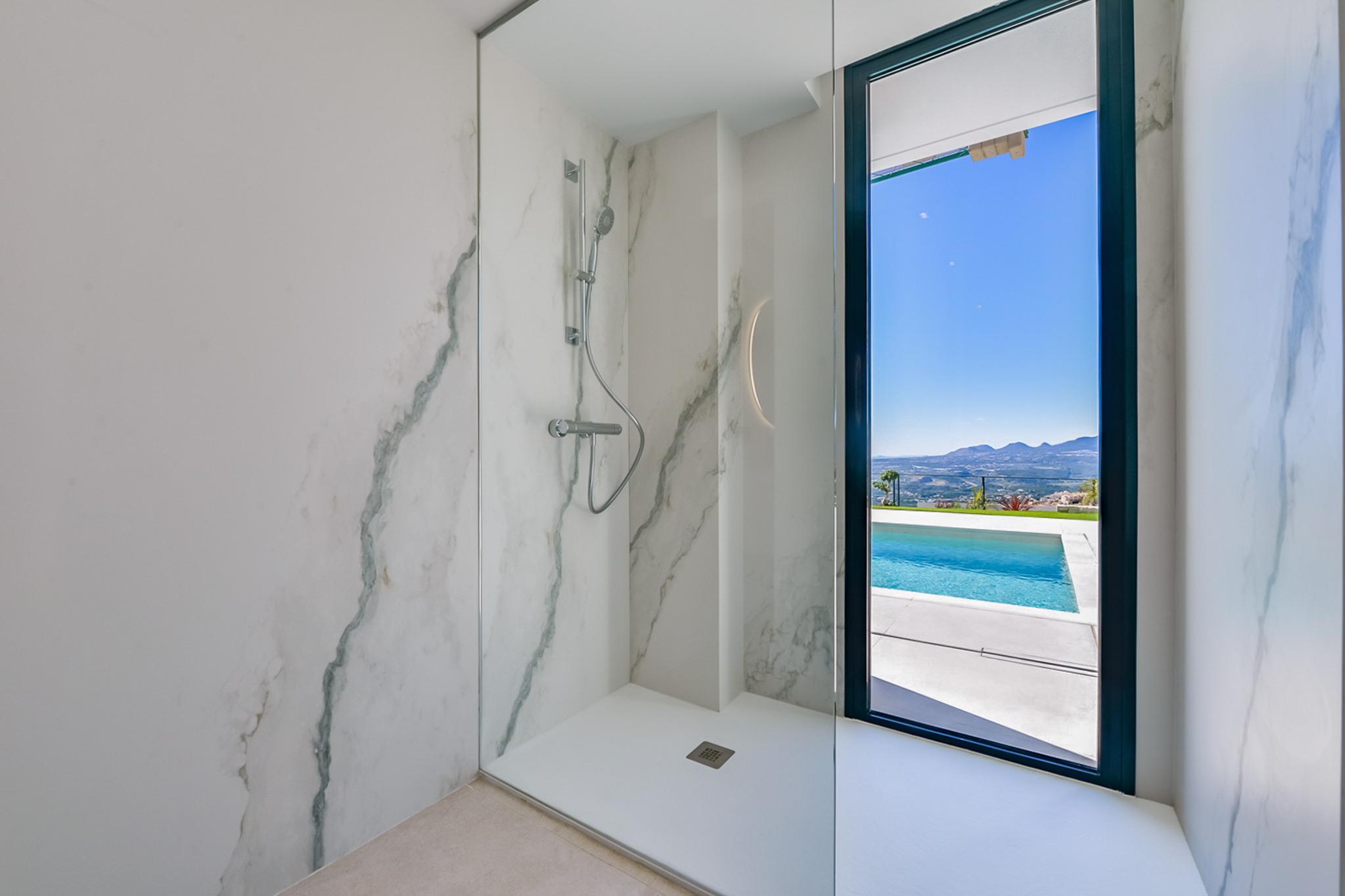 C4XY8342ALT - C4XY8342ALT Villa moderna con vistas al mar y a la montaña en venta en Altea.