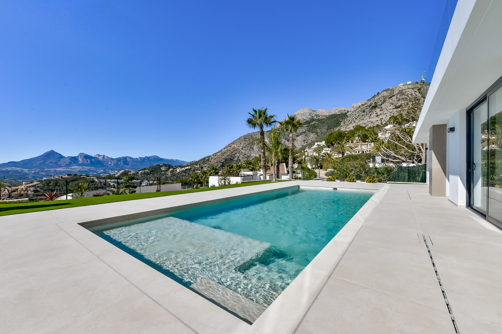 C4XY8342ALT - C4XY8342ALT Villa moderna con vistas al mar y a la montaña en venta en Altea.